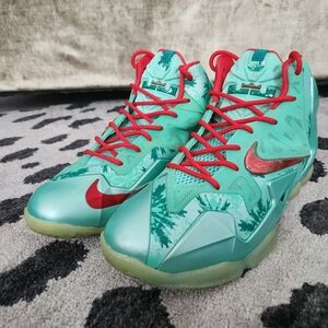 Nike LeBron 11 Christmas Edition 7Y
